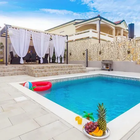 Laura With Heated Pool Villa Vir