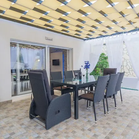 Villa Laura With Heated Pool