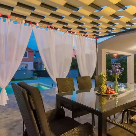 Laura With Heated Pool Villa